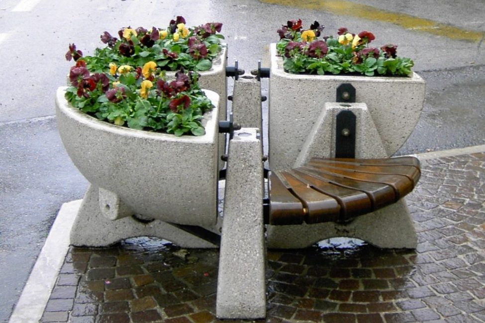 Jardin de fleurs en béton insolite avec un siège
