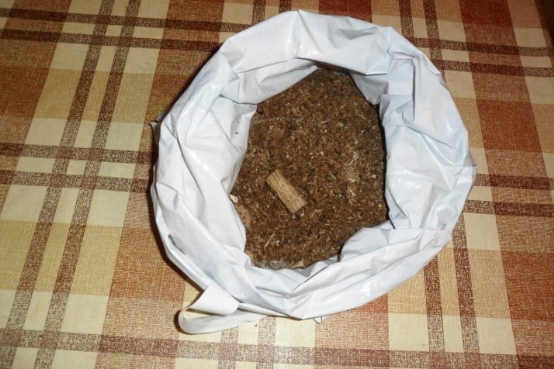 Sac en plastique avec sciure humide pour la stratification