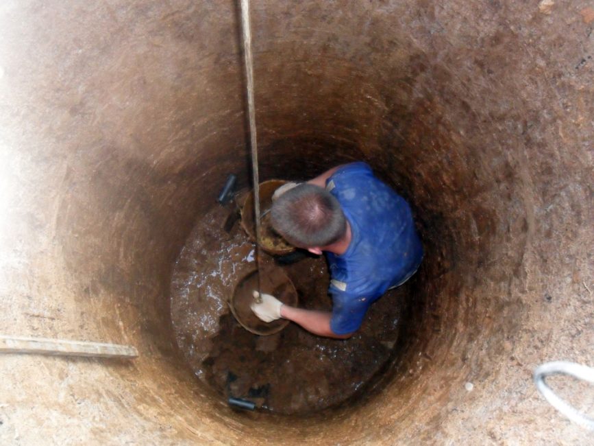 Nettoyer le puits à la main