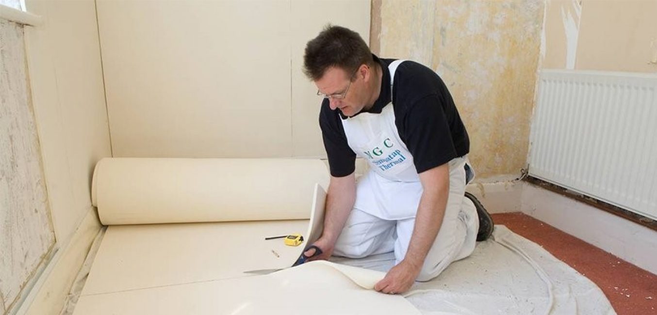 Installation d'isolant acoustique roulé