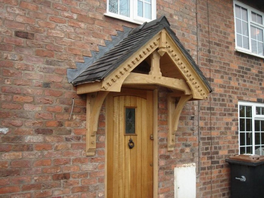 Auvent en bois avec fixation uniquement au mur du bâtiment