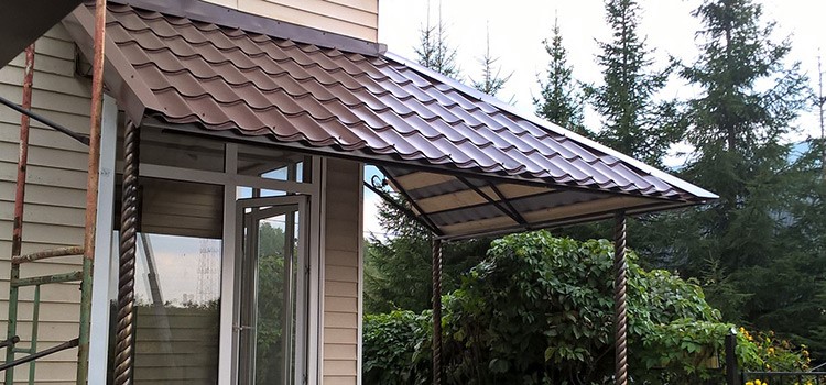 Visière d'une tuile métallique