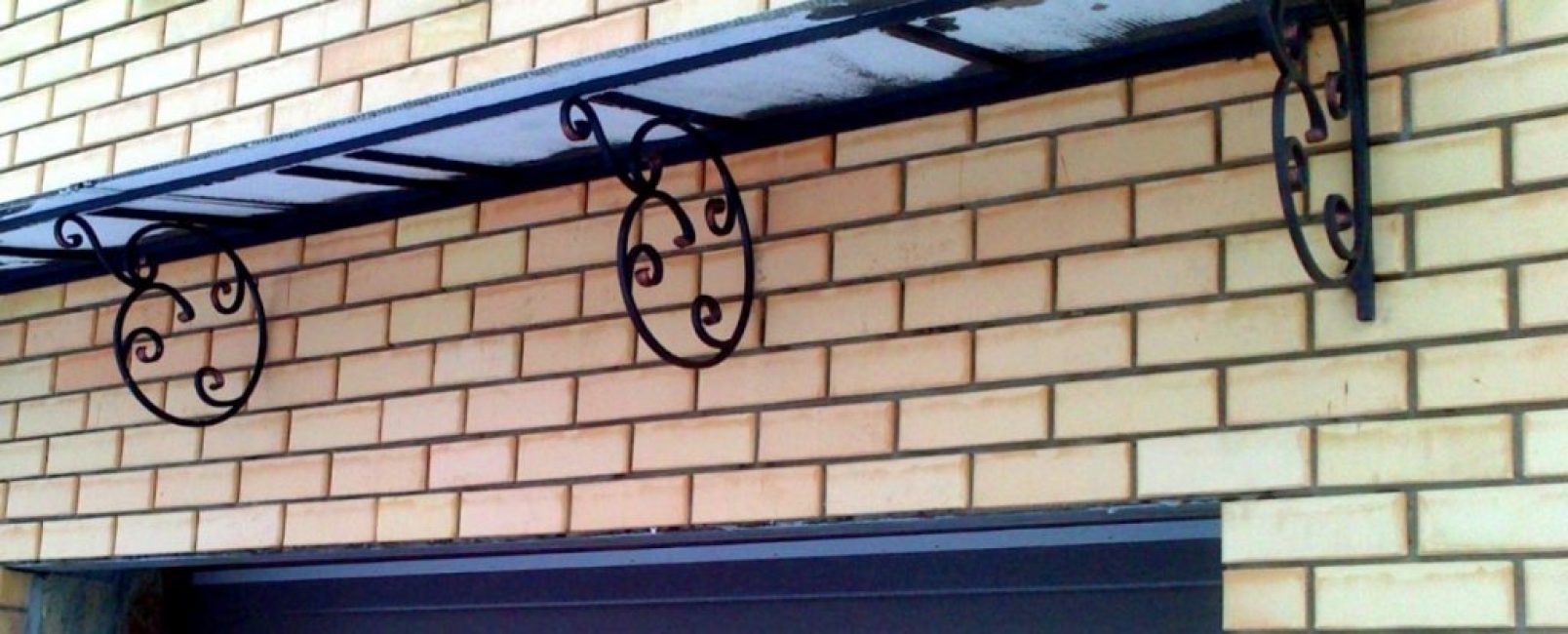 Auvent sur l'entrée du garage