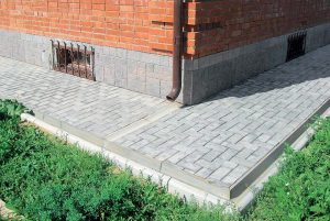 La zone aveugle autour de la maison : vues, appareil, dessins schématiques, instructions pour le faire soi-même (30 Photos & Vidéos) + Avis