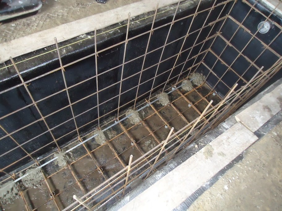 Les murs en béton de la fosse sont renforcés avec des armatures