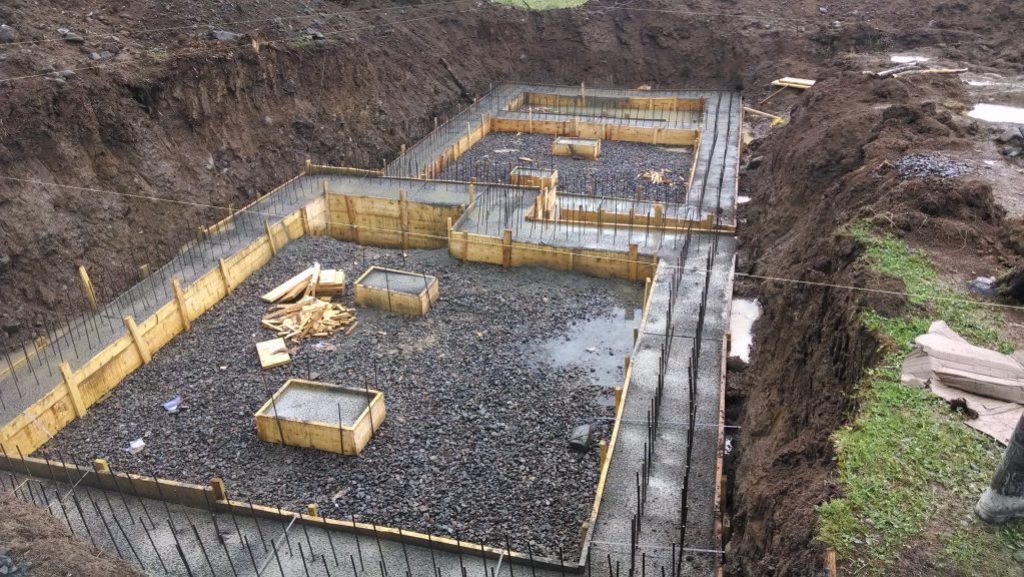 Verser du mortier dans une fondation en bande