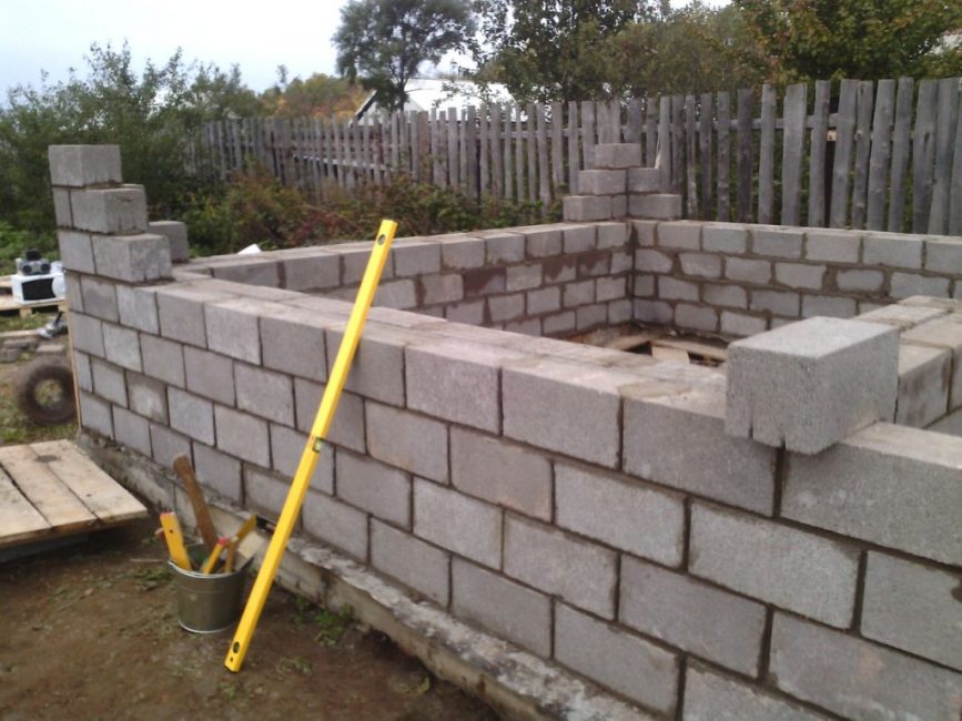 construction des murs du garage à partir de parpaings