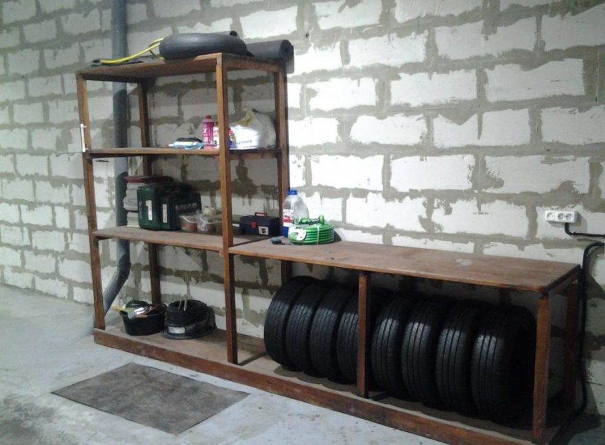 Rack avec étagères