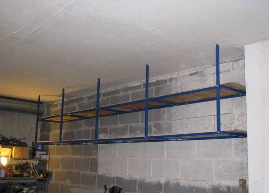 Étagères au plafond suspendu