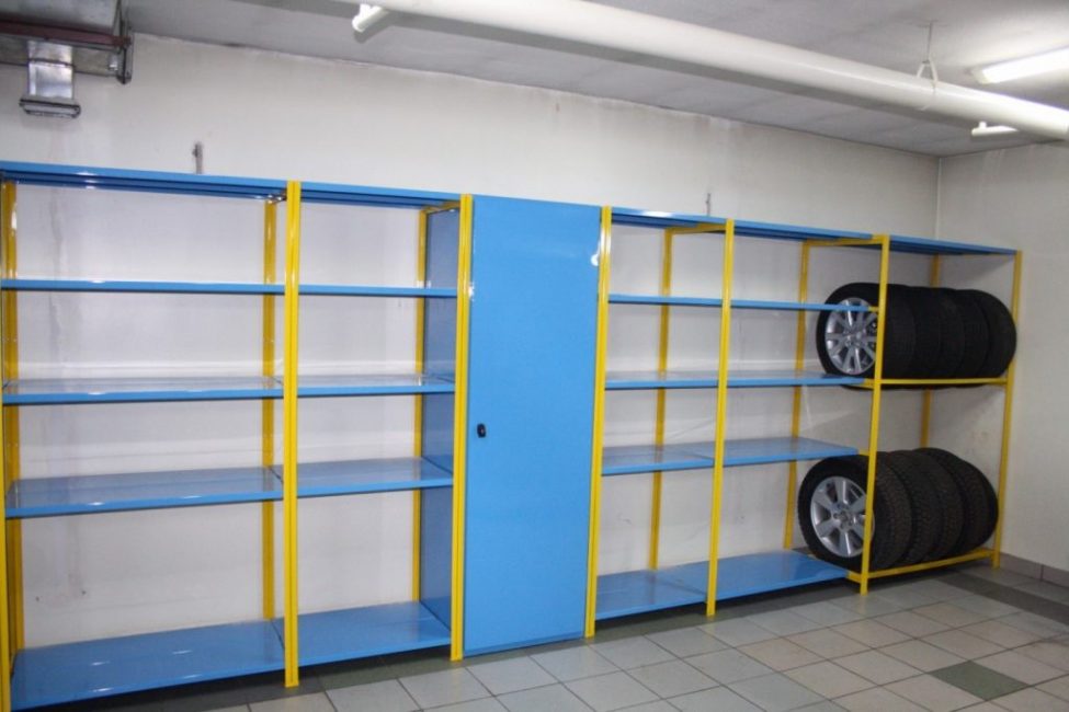 Rayonnage avec armoire