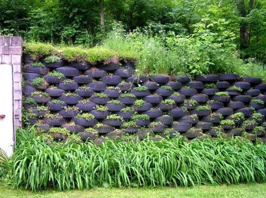 Clôture faite de roues d'une voiture