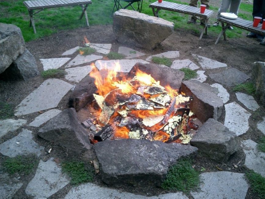 Bon emplacement pour feu de camp sur terrain plat