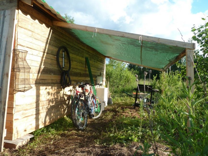 Auvent attaché au cabanon