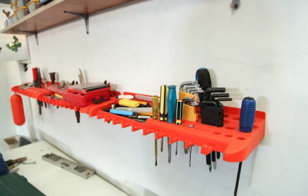 Étagères en plastique pour outils