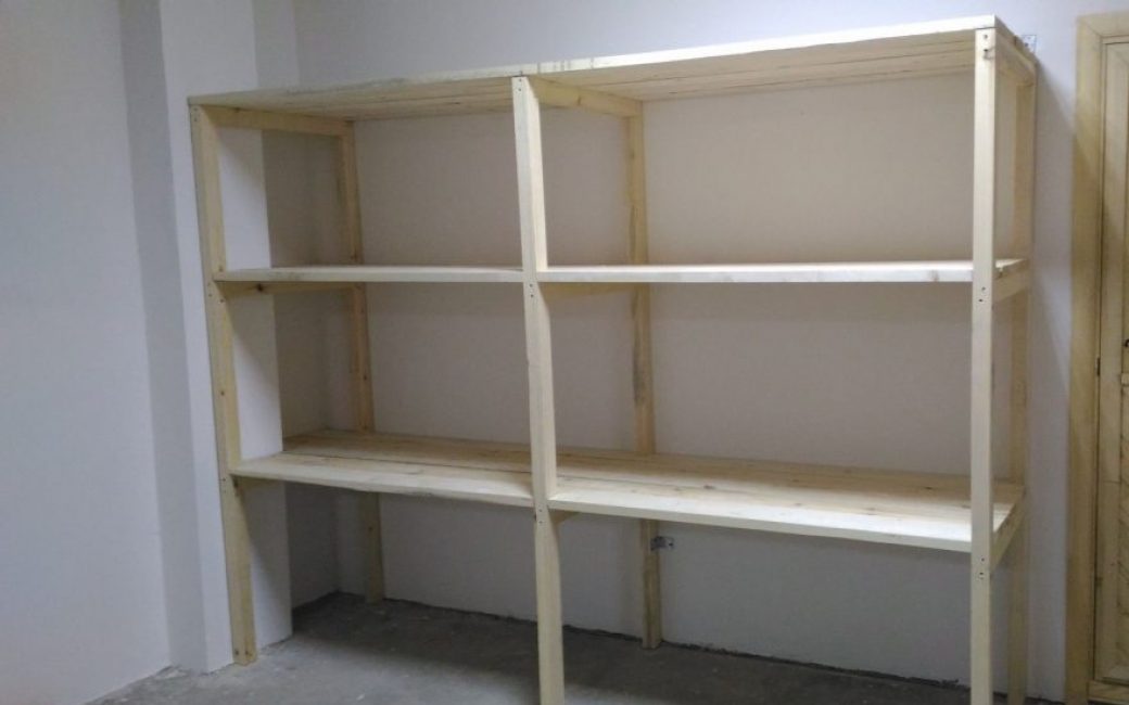 Étagères en bois dans le garage