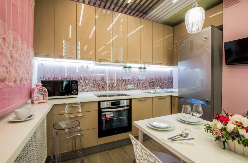 L'éclairage du mur de travail n'est pas seulement une solution fonctionnelle, mais aussi une solution décorative