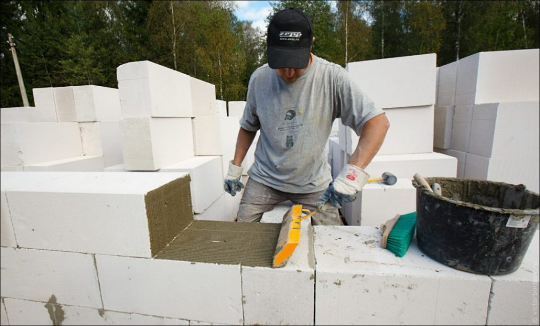 Pose de blocs de béton cellulaire