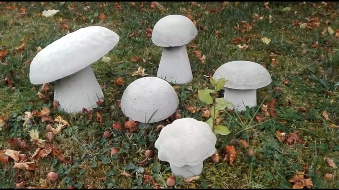 Champignons de jardin en ciment