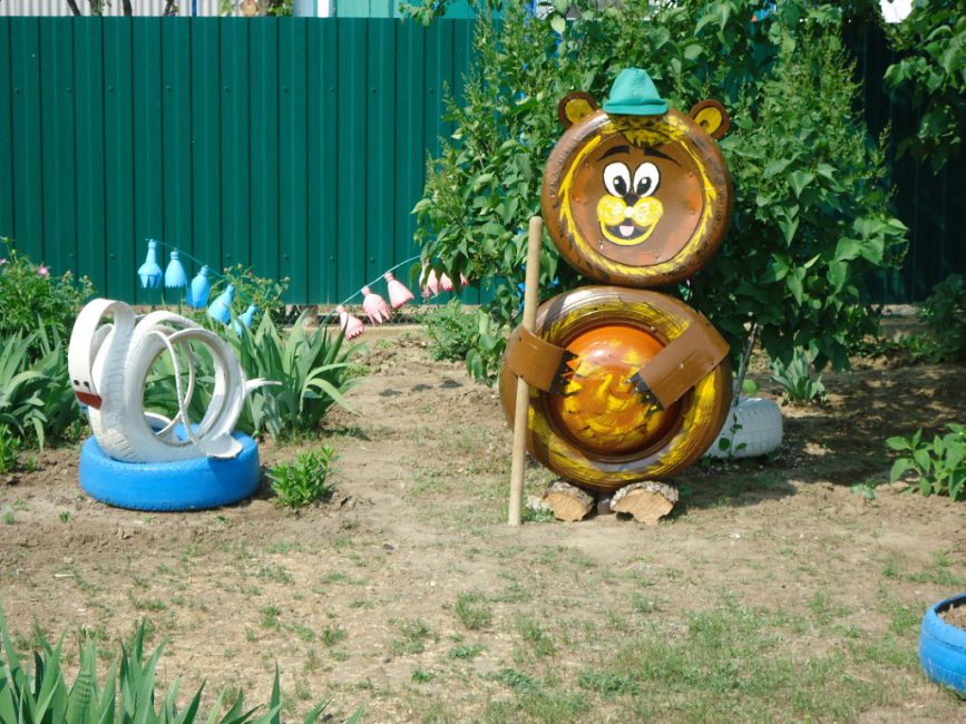 Ours en peluche de pneus de voiture