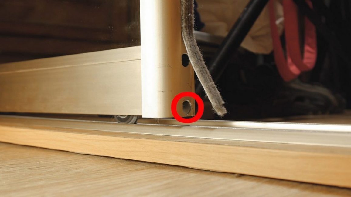 Le porche est réglable avec une vis