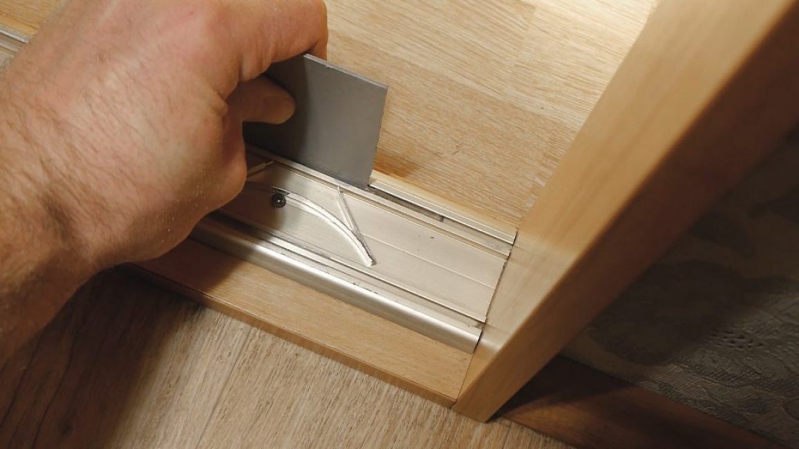 Le bouchon doit être déplacé dans la bonne direction