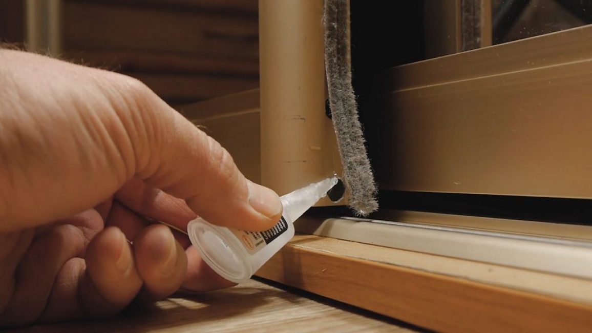 Nous collons la brosse qui a quitté la ceinture