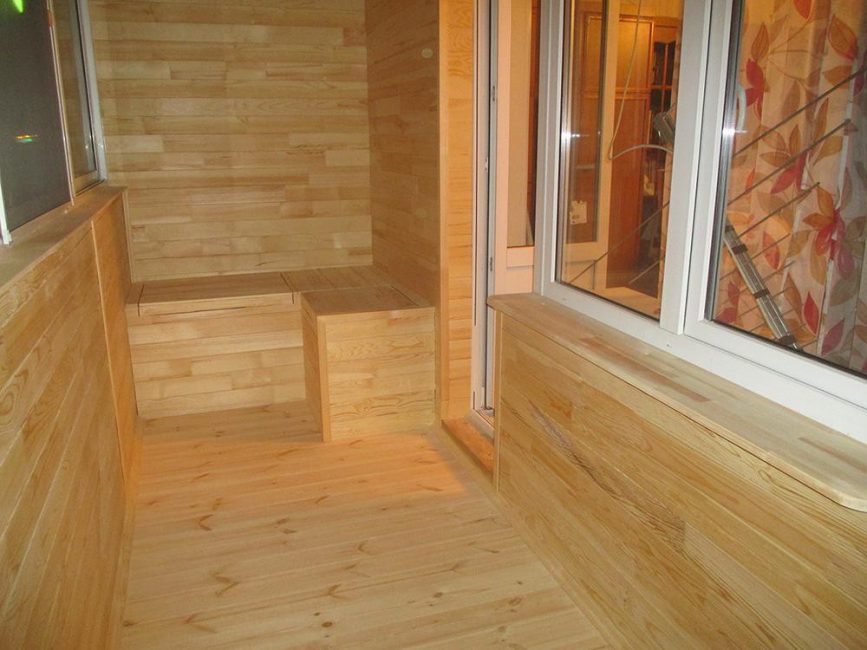 Chambre bordée de bois