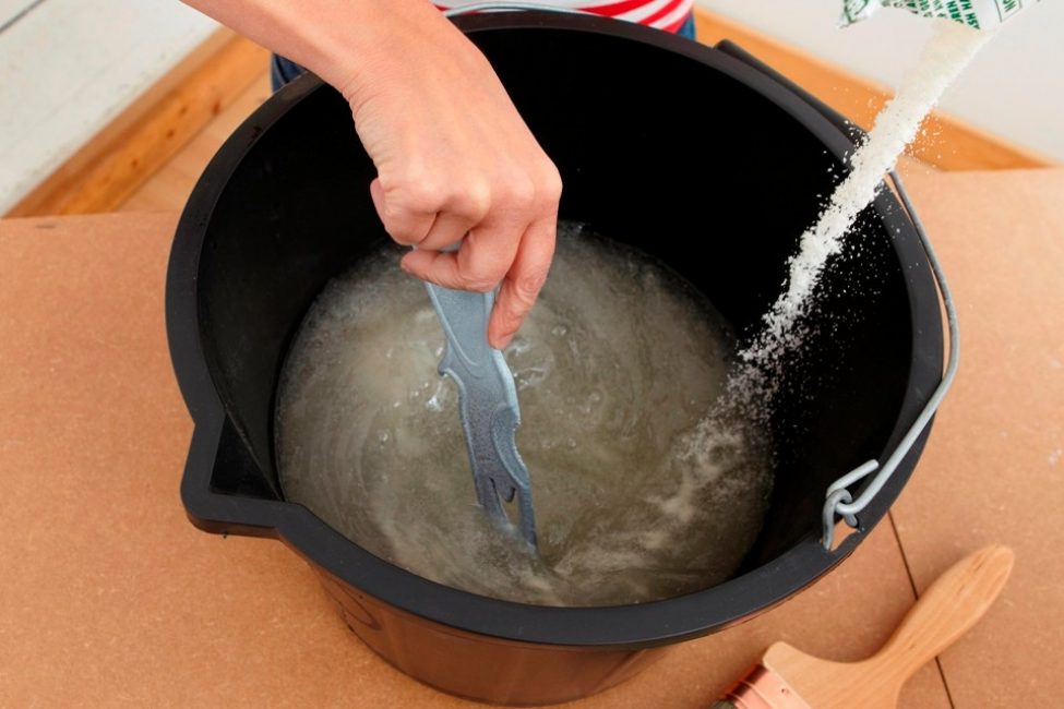 La poudre est versée dans de l'eau froide en un mince filet.