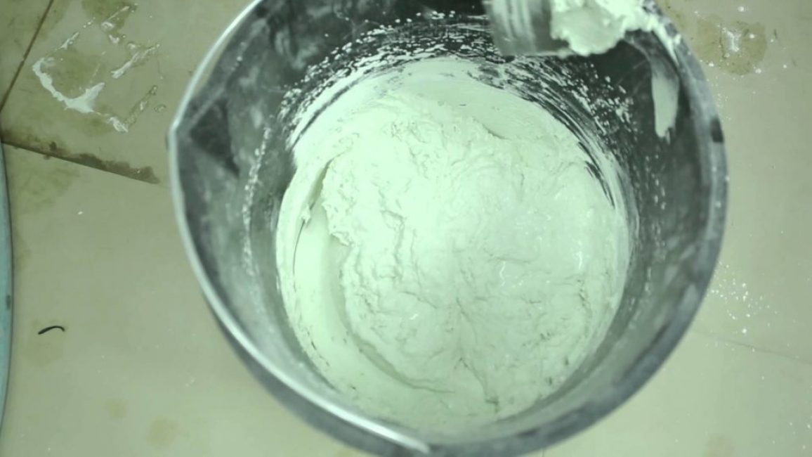 Le mélange dilué est stocké pendant 7 à 10 jours dans un récipient hermétique.