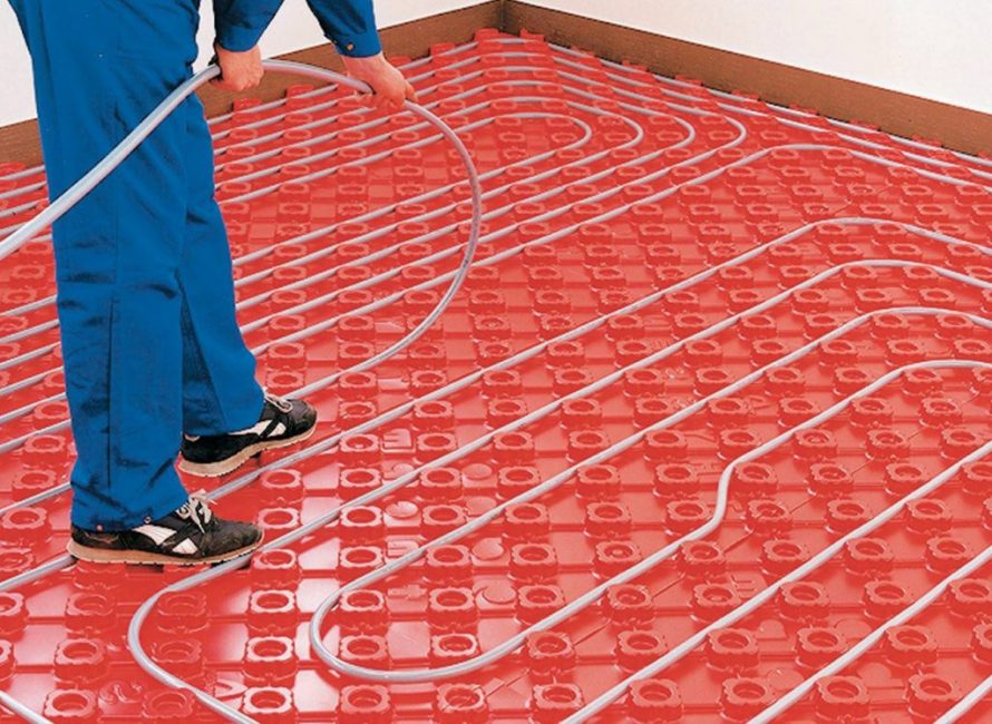 Pose de tuyaux pour le chauffage de l'eau