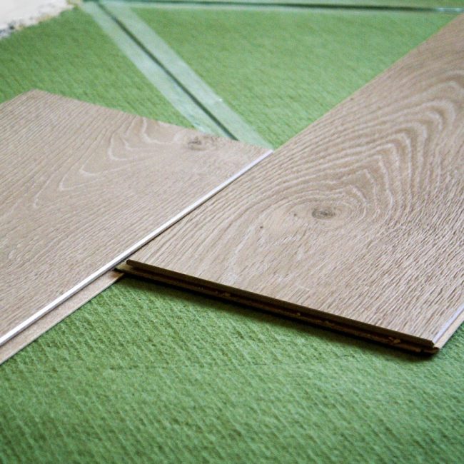 La couche sous-jacente d'aiguilles est posée en diagonale