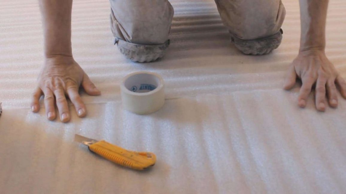 Le matériau combiné combine les caractéristiques du polyéthylène et du polystyrène