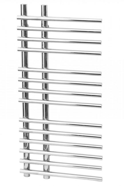 Vue élégante du séchoir sous la forme d'une échelle fréquente en tubes chromés