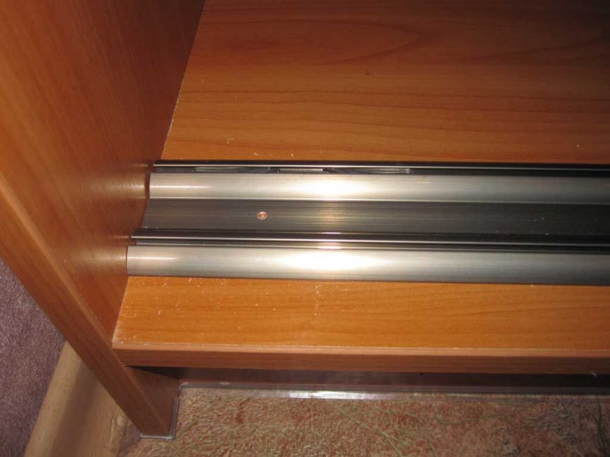 Guide inférieur pour porte