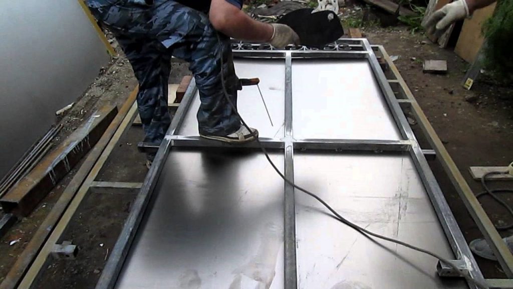 Porte en fer: comment fabriquer, isoler et installer de vos propres mains. Instructions étape par étape également (photos et vidéos)