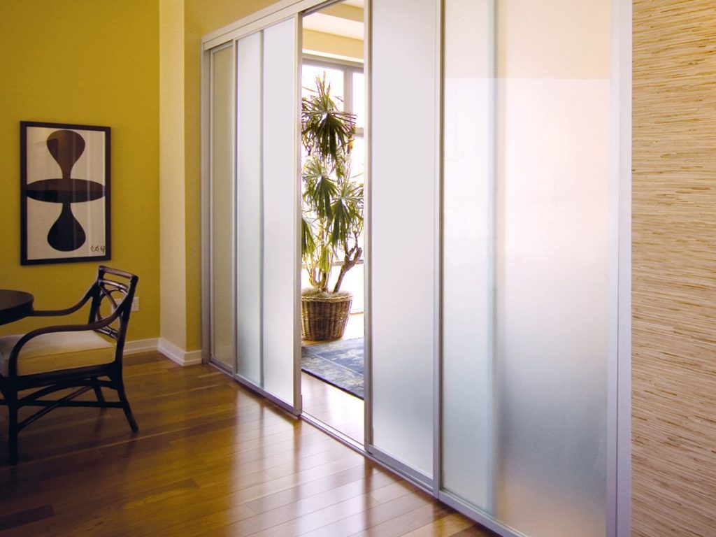 Les cloisons sont toutes les structures non porteuses qui divisent la pièce en zones distinctes et sont de nature décorative.