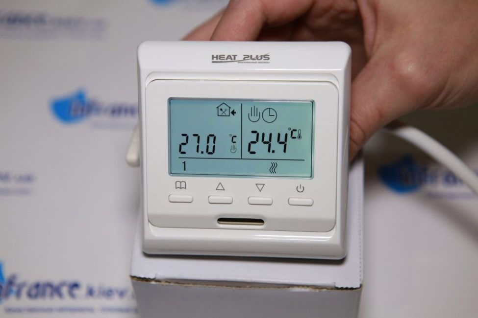 Le thermostat vous permet de contrôler le système de chauffage par le sol