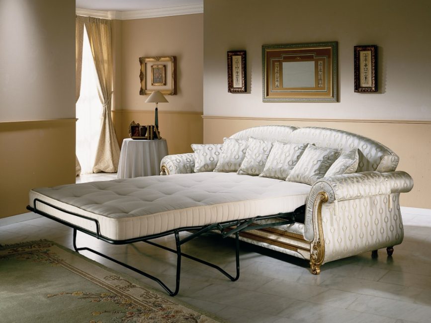 Le canapé peut devenir à la fois un lieu de couchage à part entière pour les propriétaires et une option pour accueillir des invités.