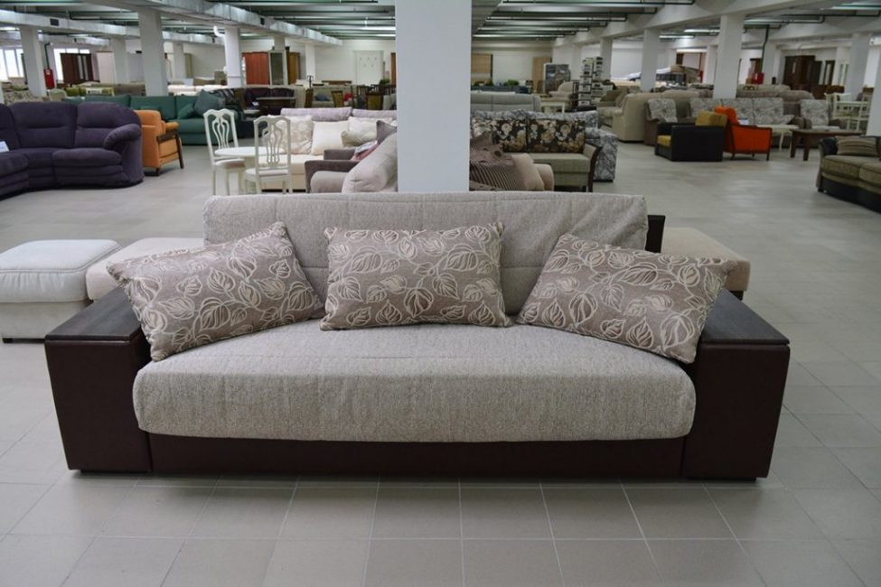 Le canapé triple Austin de Pinskdrev a des performances décentes à bas prix