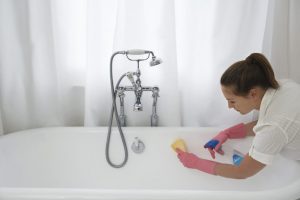 Choisir les bons nettoyants pour salle de bain : pour tous les types de baignoires, douches, carrelages et autres surfaces + Avis