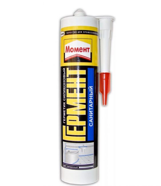 Les produits d'étanchéité sanitaires sont le plus souvent de couleur transparente ou blanche.