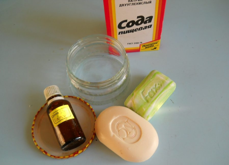 Du soda, du savon, de l'huile essentielle et de l'alcool peuvent être trouvés dans chaque foyer