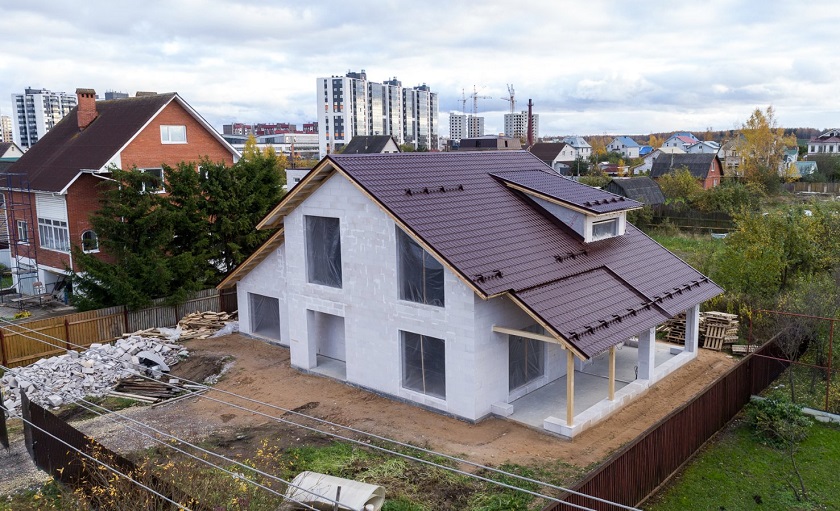 Maison à ossature noire finie
