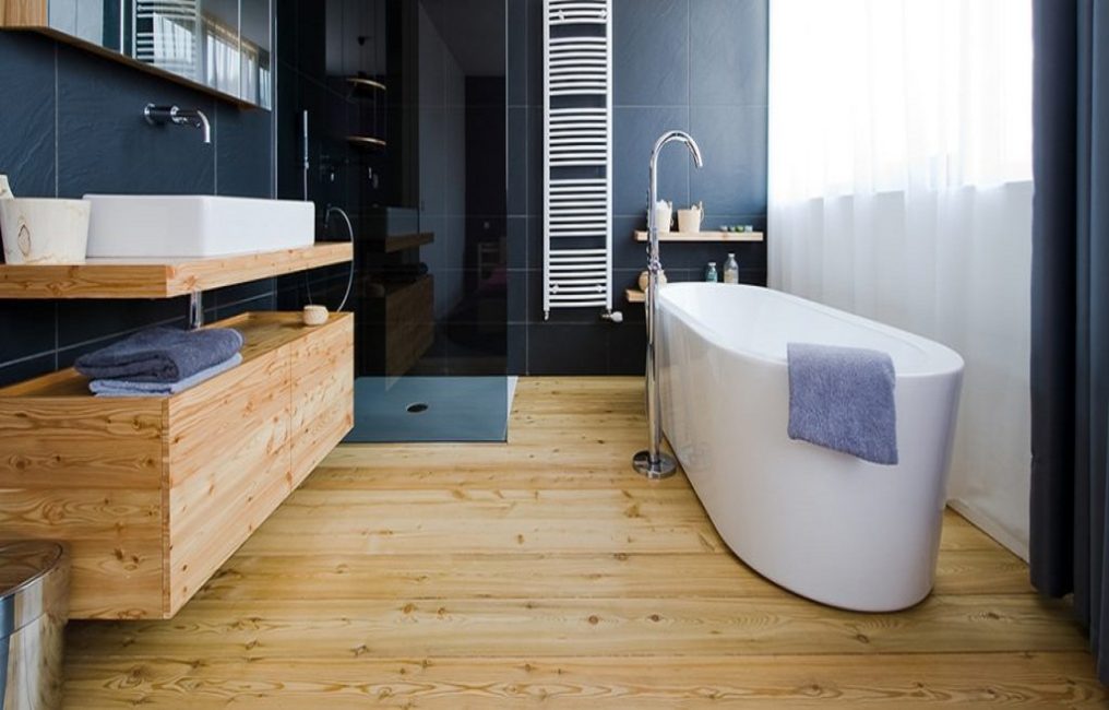 Une chambre avec un plancher en bois a l'air très confortable.