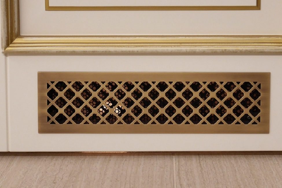 Une grille décorative peut être prévue au bas de la porte