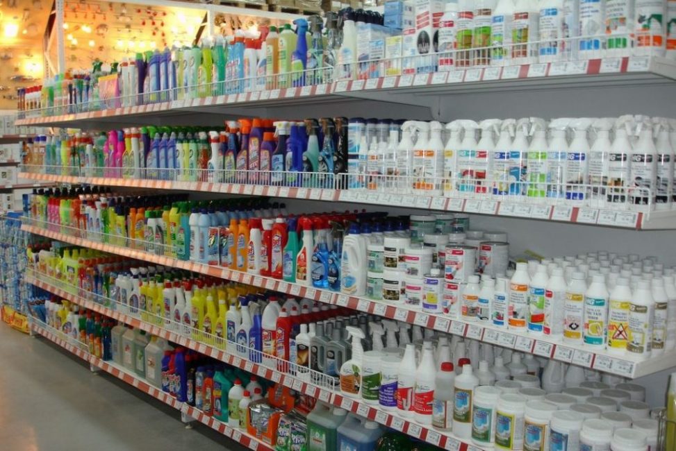 La vitrine avec des produits chimiques ménagers comprend des dizaines de marques