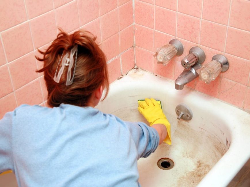 Des produits cosmétiques spéciaux aideront à éliminer la rouille et la plaque jaune tenace.