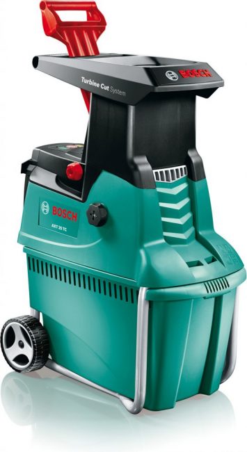 L'unité Bosch est en plastique, il y a des trous de ventilation, un poussoir, de grandes roues pour se déplacer sur le site