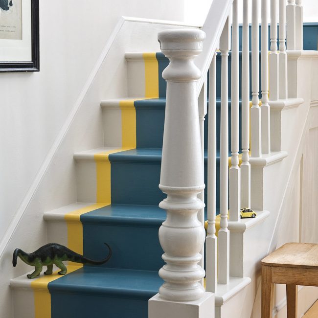 La surface est soigneusement nettoyée avant peinture.