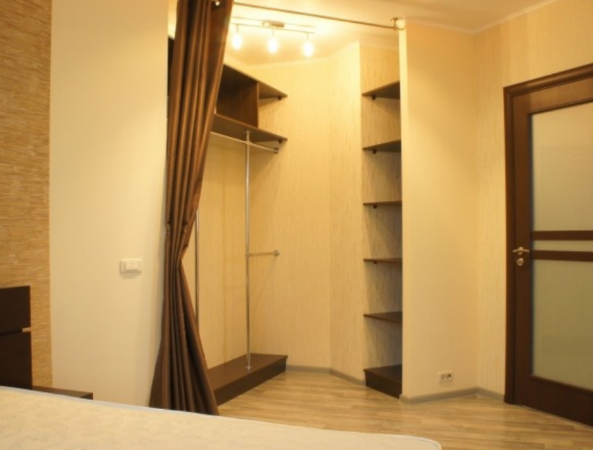 L'épaisseur des murs indique que la structure est faite de cloisons sur la charpente